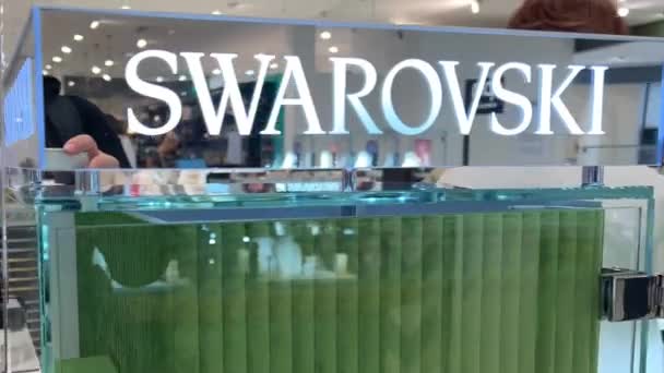 Jewelry store Swarovski glass decorations and figurines shine 14.04.22 Paris France — ストック動画