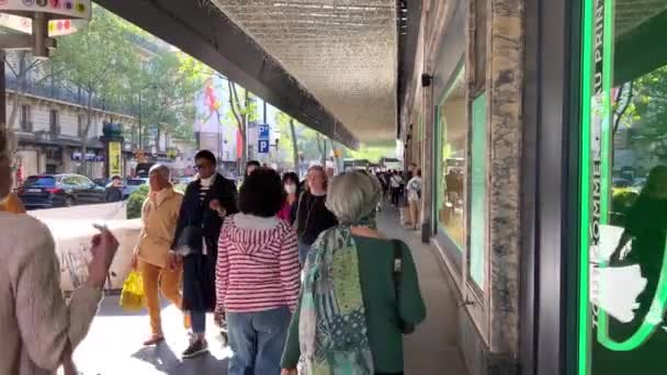 Магазин Printemps на Парижской улице и много гуляющих людей на улице 154,22 Париж Франция — стоковое видео