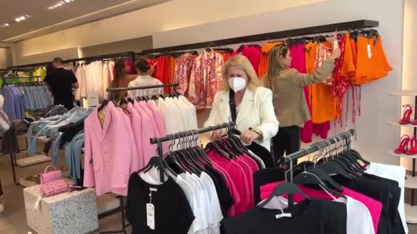 Giyim mağazasındaki insanlar Zara 14.04.22 Paris Fransa — Stok video