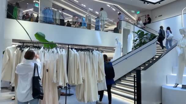 Giyim mağazasındaki insanlar Zara 14.04.22 Paris Fransa — Stok video