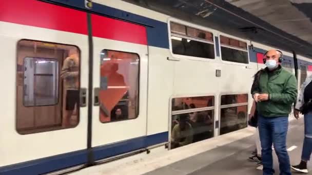 RER-Zug im Pariser Bahnhof und maskierte Männer haben Öl-Regime noch nicht abgesagt 16.04.22 Paris Frankreich — Stockvideo