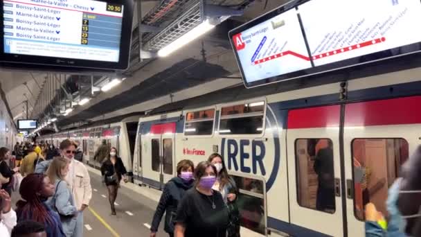 RER vonat Párizs állomáson és maszkos férfiak még nem mondta le olajrendszer 16.04.22 Párizs Franciaország — Stock videók