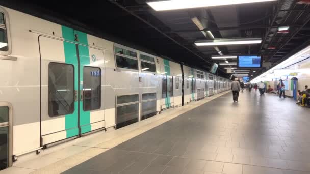 Paris istasyonundaki RER treni ve maskeli adamlar henüz 16.04.22 Paris Fransa petrol rejimini iptal etmediler. — Stok video