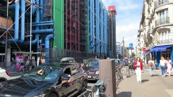 Pompidou Merkezi, Pompidou Merkezi 'nin ulusal dart et de culture Georges-Pompidou ya da bilinen adıyla Pompidou Merkezi, Les Halles yakınlarındaki Beaubourg bölgesinde bulunan kompleks bir binadır. — Stok video