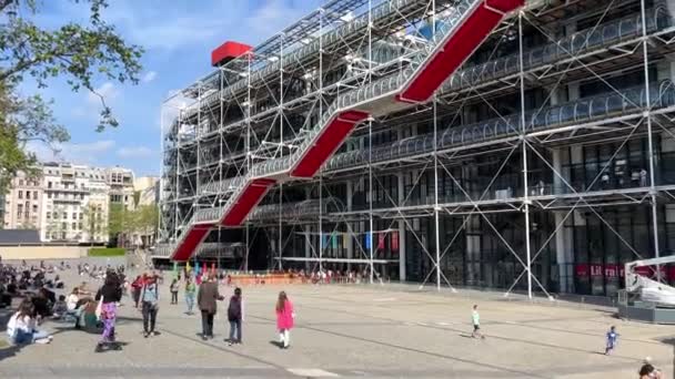 蓬皮杜中心- -乔治-蓬皮杜国家飞镖和文化中心（英语：Centre Pompidou），也称为蓬皮杜中心（Pompidou Centre），是位于Les Halles附近波堡地区的一座复杂建筑。 — 图库视频影像