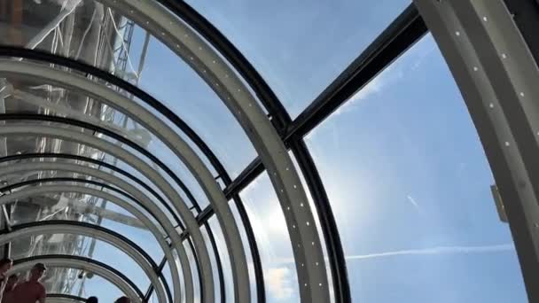 O Centro Pompidou o Centro Nacional de Arte e Cultura Georges-Pompidou, também conhecido como Centro Pompidou em Inglês, é um edifício complexo na área de Beaubourg perto de Les Halles 16.04.22 — Vídeo de Stock