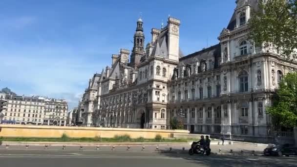 In the town hall of the Hotel de Ville are the Paris municipal authorities on the former medieval Place de Greves on the right bank of the Seine. 16.04.22 Paris France — Stock Video