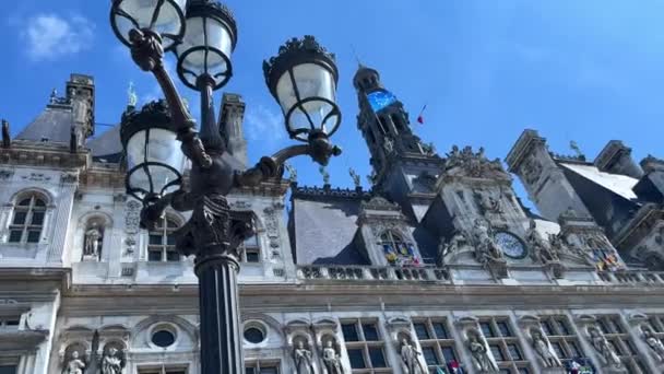 Na radnici hotelu de Ville se nacházejí pařížské obecní úřady na bývalém středověkém náměstí de Greves na pravém břehu Seiny. 16.04.22 Paris France — Stock video