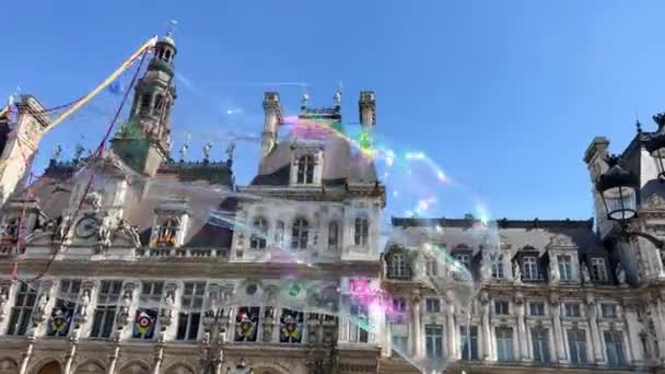 Děti, mýdlové bubliny Na radnici hotelu de Ville se nacházejí pařížské městské úřady na bývalém středověkém náměstí Place de Greves na pravém břehu Seiny. 16.04.22 Paris France — Stock video