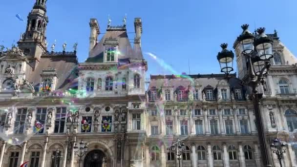 Dzieci, bańki mydlane W ratuszu Hotelu de Ville znajdują się paryskie władze miejskie na dawnym średniowiecznym Place de Greves na prawym brzegu Sekwany. 16.04.22 Paryż Francja — Wideo stockowe