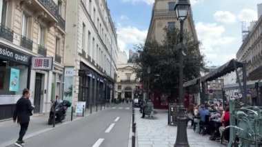 Paris sokaklarının yüksek evleri Paris 'in güzel mimarisi 15.04.22. İnsanlar işe gidiyor.