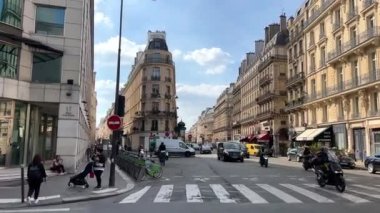 Paris sokaklarının yüksek evleri Paris 'in güzel mimarisi 15.04.22. İnsanlar işe gidiyor.