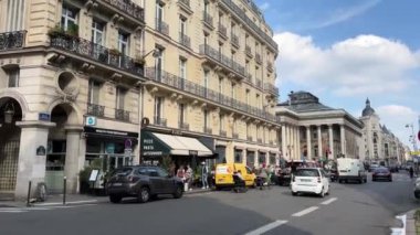 Paris sokaklarının yüksek evleri Paris 'in güzel mimarisi 15.04.22. İnsanlar işe gidiyor.