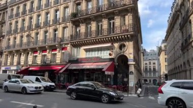 Paris sokaklarının yüksek evleri Paris 'in güzel mimarisi 15.04.22. İnsanlar işe gidiyor.