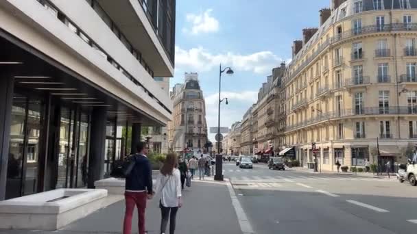 パリの通りはパリの美しい建築物の高い家の生活パリ、フランス15.04.22 。仕事に行く人は — ストック動画