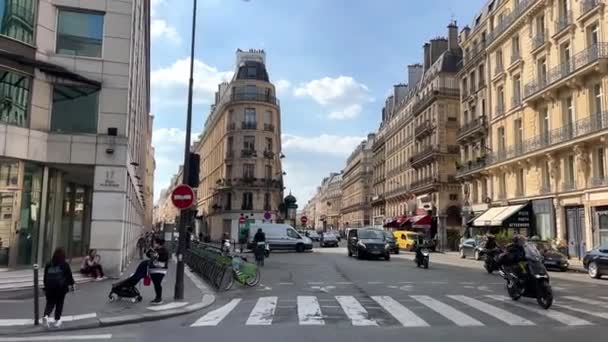 Las calles parisinas las casas altas la vida de los parisinos la arquitectura hermosa París, Francia 15.04.22. La gente va a trabajar — Vídeos de Stock