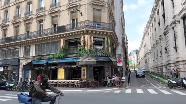 Las calles parisinas las casas altas la vida de los parisinos la arquitectura hermosa París, Francia 15.04.22. La gente va a trabajar — Vídeos de Stock