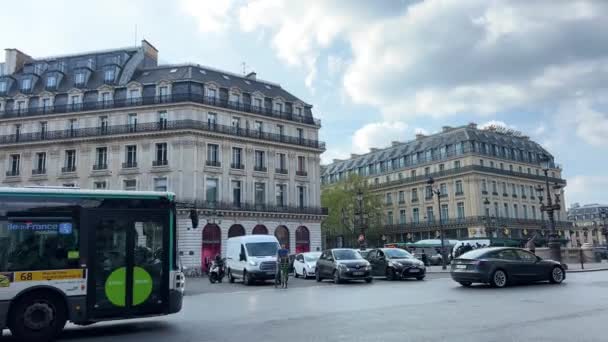 Paryskie ulice wysokie domy życie Paryżan piękna architektura Paryż, Francja 15.04.22. Ludzie idą do pracy. — Wideo stockowe