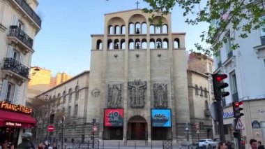 16.04.22 Paris Fransa Clorite caddeleri