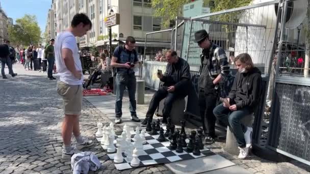 Gli uomini giocano a scacchi enormi per strada 14.04.22 Parigi Francia — Video Stock