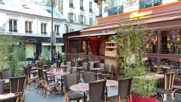 Belas paredes de madeira marrom café na esquina da rua 16.04.22 Paris França — Vídeo de Stock