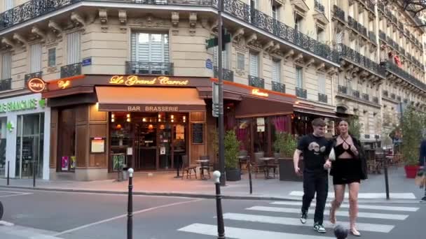 Beautiful cafe brown wooden walls on the corner of the street 16.04.22 Paris France — Vídeos de Stock