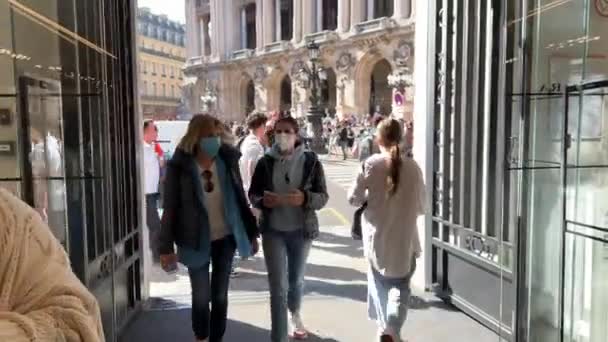 Bejárat a boltból a rue de Paris-ba 15.04.22 Párizs Franciaország — Stock videók