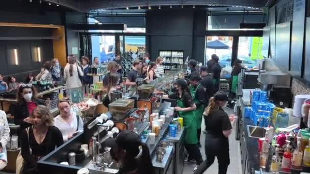 Paris 'te Starbucks' ın popüler restoranı ve her zaman 16.04.22 Paris Fransa 'da çok sayıda ziyaretçi ve çalışanın bulunduğu lezzetli bir kahve. — Stok video