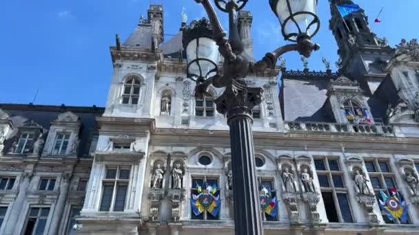Im Rathaus des Hotel de Ville befinden sich die Pariser Behörden auf der ehemaligen mittelalterlichen Place de Greves am rechten Seine-Ufer. 16.04.22 Paris Frankreich — Stockvideo