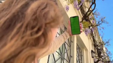 Chromakey İzleme veya Yeşil Ekran. Yetişkin Kız Akıllı Telefona Dokunuyor. Etkileşimli Mobil Uygulamalar Kullanılıyor. Modern Mobil Uygulamanın tuşlarına tıklayın, Touchpad menüsü ile etkileşim.