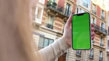 Akıllı telefon dokunmatik ekran KEY- yakın çekim kullanan bir iş kadını, parmaklar modern akıllı telefonun ekranına dokunur ve araklar.. 