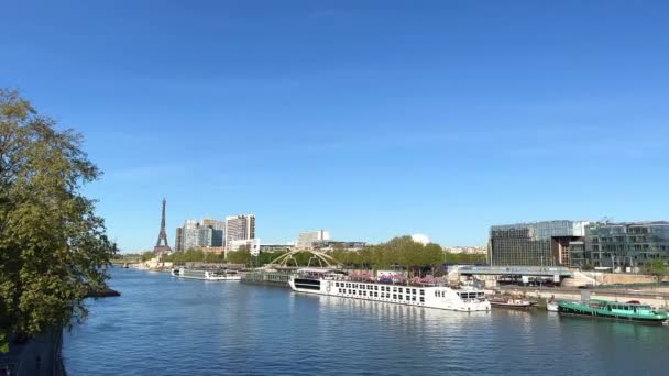 Paris video with view of bridges, Seine river, Pont des Arts and Eiffel tower. Historic Parisian city center from above during warm summer. Famous holidays vacation destination — ストック動画