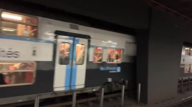 Paris 'teki RER treni Metro istasyonundaki insanlar çift katlı metro 18.04.22 Paris Fransa trenini bekliyor.