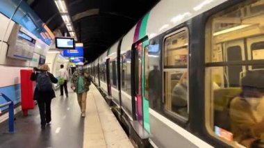 Şehir metro istasyonu. Metro Paris 'te ilerlemenin en iyi yoludur. 18.04.22 Paris Fransa 