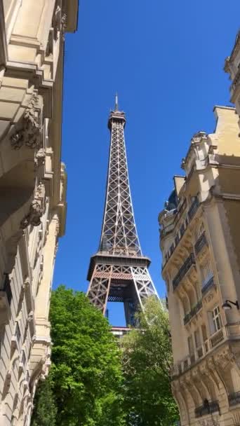 Eiffelova věž s teplými paprsky světla v mracích během západu slunce hyperlapse. Je to jedna z nejznámějších památek na světě. Modrá zatažená obloha za slunečného večera — Stock video