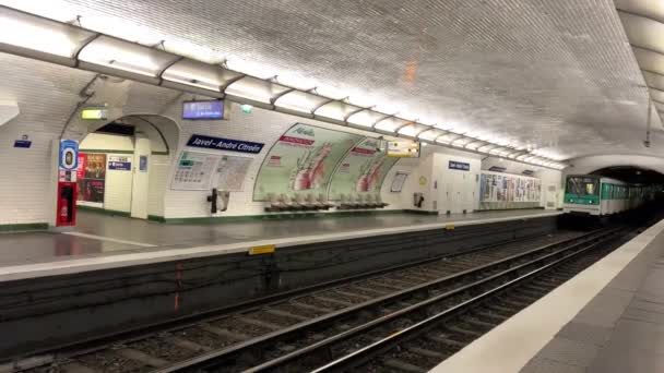Metro en París tren viejo llega a la estación — Vídeo de stock
