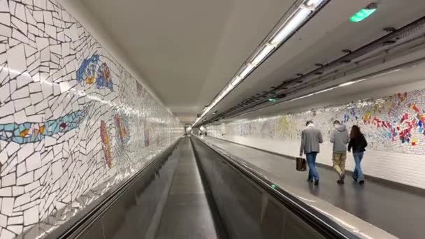 Движущая дорога эскалатора в Париже в метро 18.04.22 Париж Франция — стоковое видео