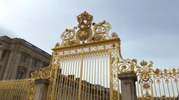 Versailles, France Parice 18.04.22 The gold gates at the entrance to the Palace of Versailles. — Vídeo de Stock