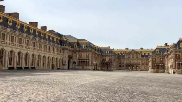 VERSAILLES, FRANCIE 18.04.22 Královský palác ve Versailles, výhled do zahrady, panning video — Stock video