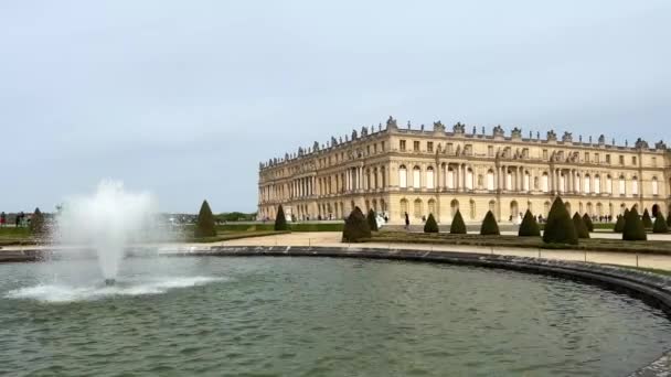 Główne wejście w Pałacu Wersalskim timelapse z turystami. Wersal, Francja. Ludzie stoją w długiej kolejce. Błękitne zachmurzone niebo w letni dzień — Wideo stockowe