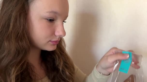 Geff de Brügge Teenagermädchen nimmt Osterhasen-Schokolade mit einer Tüte köstlicher belgischer Schokolade — Stockvideo