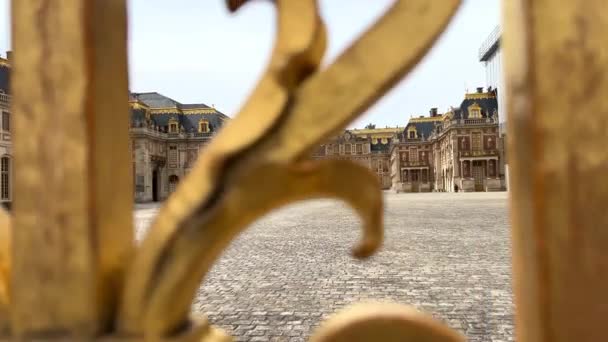 The golden gate to the Palace of Versailles 18.04.22 Paris France — Stock Video