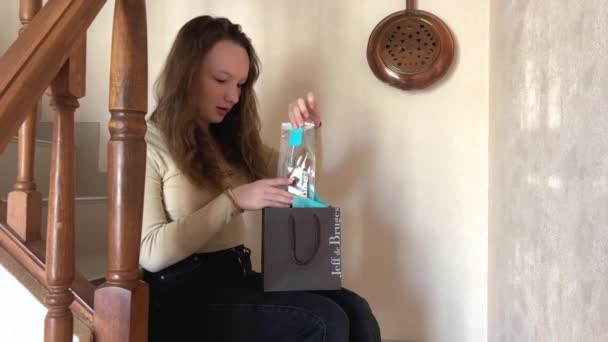 Geff de Bruges dospívající dívka vyndat velikonoční zajíček čokoláda s taškou lahodné belgické čokolády 16.04.22 Paříž Francie — Stock video