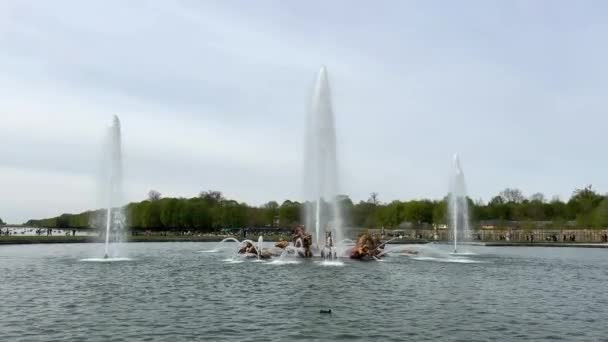 Fuente en Versalles París Francia es el lugar donde se rodaron muchas películas, entre ellas Angelique y el rey 18.04.22 — Vídeo de stock