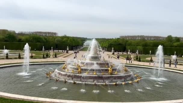 PARIS, 18.04.22 piękna fontanna latona w ogrodach wersalskich pałacowych w Paryżu, Francja — Wideo stockowe
