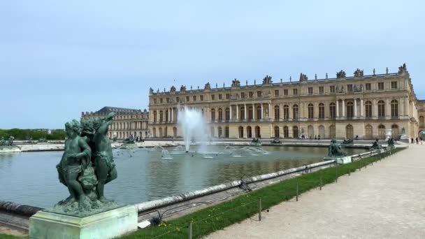 PAŘÍŽ, 18.04.22 krásná latonská fontána v zahradách zámku Versailles v Paříži, Francie — Stock video