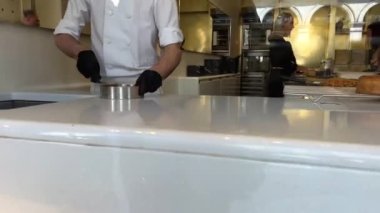 Lezzetli tatlıları fırıncının elleri düzeltir. İnsanlar 22.04.22 Paris Fransa 'yı satın alır. 