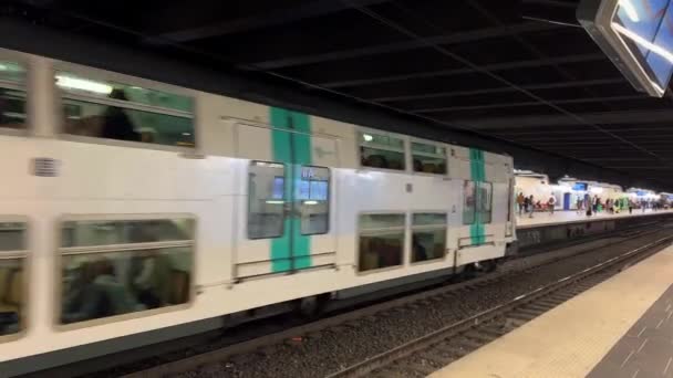 Un tren de metro pasa por un tren de color verde y gris va de estación en estación la gente no es visible — Vídeo de stock