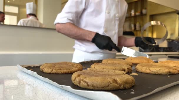 Le meurise Lahodné dezerty ruce pekaře opravit je připravit lidé koupit 22.04.22 Paříž Francie — Stock video