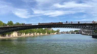 Paris 'in, Seine Nehri' nden Paris 'in sayısız köprüsüne giden gemiden görünüşü